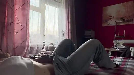 Yaramaz kız sıkılıyor ve mastürbasyona başlıyor