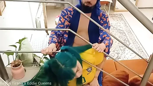 Brezilyalı Miku merdivenlerde sıkışıyor! Ve Arjantinli kaito ona yardım ediyor