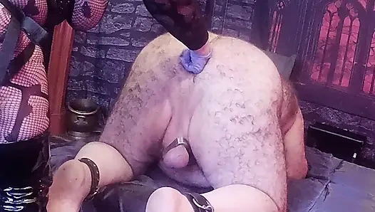 Bölüm 2:- domina satana vampir odasında büyük yaraklı booboo!