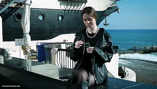 Genç Rus kadın açık havada sigara içiyor