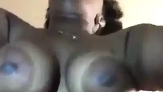 Onu emmek için salyaları akıyor