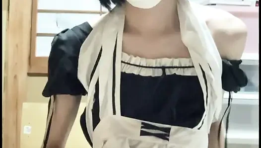 Hizmetçi kıyafetleriyle çapraz giyinme mastürbasyonu!