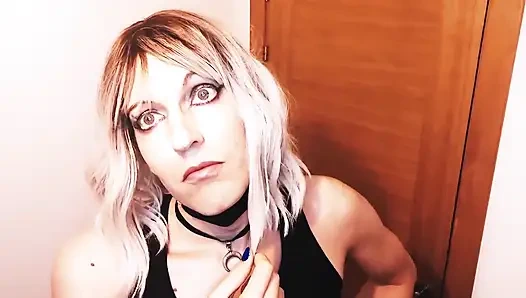 Femboy onu sikmen için sana yalvarıyor