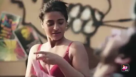 Busty Hint güzellik olduğunu seksi içinde ona kırmızı sutyen