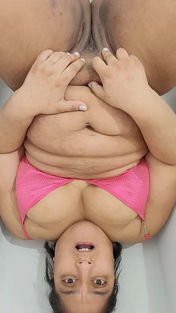 Латина писает на ее лицо