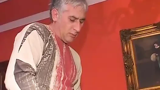 Minik ve sürtük Alman hemşire hastalarının yarağına biniyor