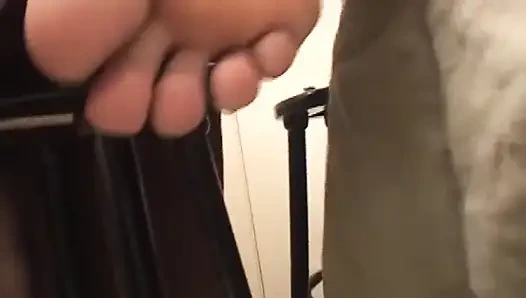 Siyah ve beyaz amcık sikişi, ayakla muamele, ayak fetişi