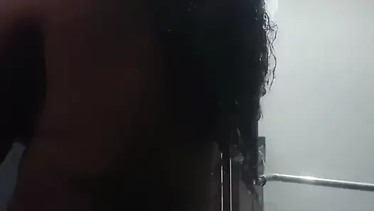 Tombul evli kadın duşta