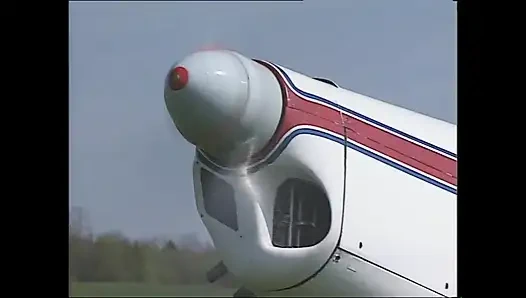 Amına aç bir havacı çimenlerde ateşli bir kızıl saçlıyı sikiyor