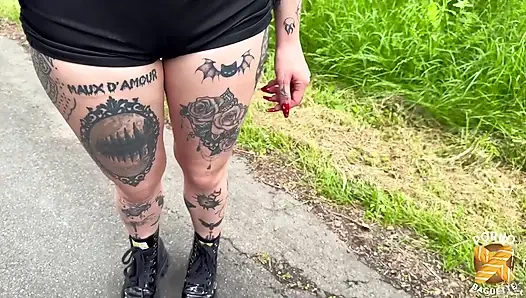 Güzel kızıl saçlı Trixy ateşli üçlü sekste sikiliyor