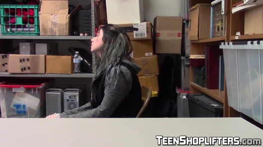 horoz yiyen shoplifter amilia oniks seviyor onu ceza