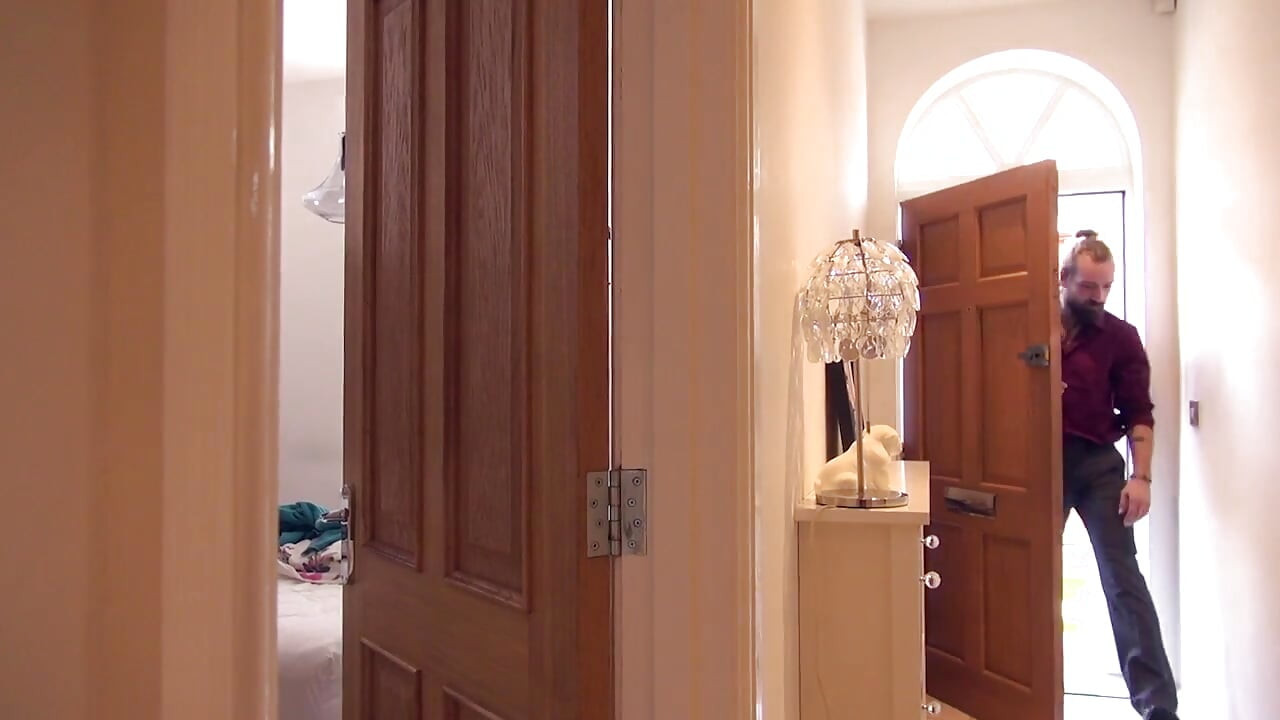 Zenci üvey kız üvey babası tarafından cezalandırılıyor ve sikiliyor