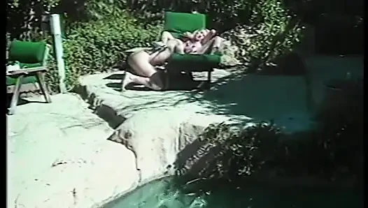 Azgın adam sikini emdirirken seviyor sonra açık havada seksi hatunla sikişiyor