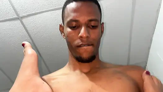 Utangaç seksi kız masözünü muazzam bir sikişle ödüyor