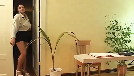 Orta yaşlı seksi kadın amcığını sertçe siktiriyor ve açık havada seks derlemesi