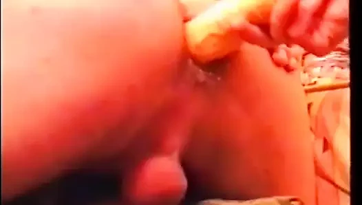 Ateşli iki erkek bir kadın biseksüel üçlü grup seks yaptıktan sonra adam ve sürtük götüne dildo alıyor