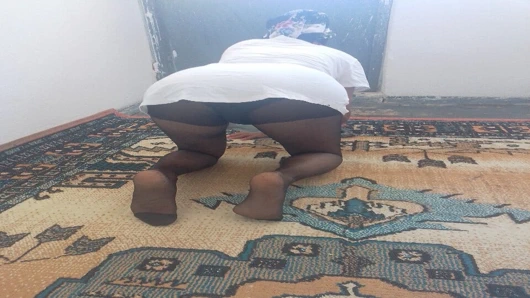 Azgın olgun siyah naylon corapla halı siliyor