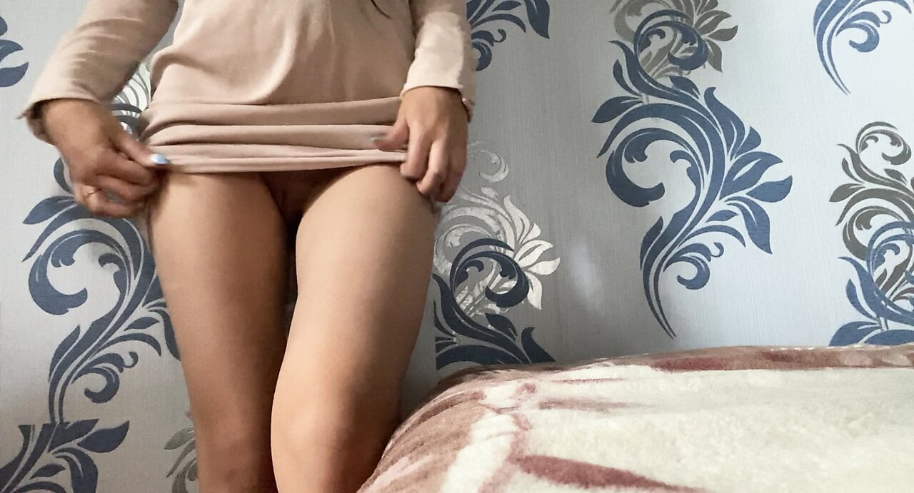 Sıcak fahişe erotik bir elbise içinde ona amına masturbates