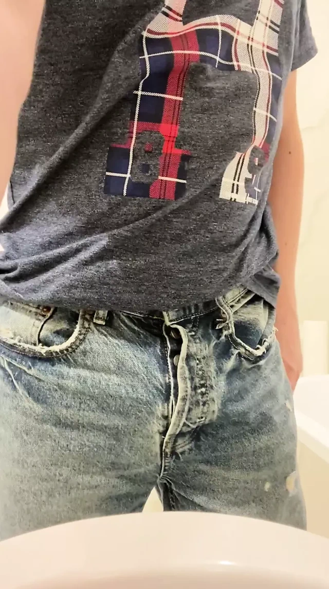 Rumen iş yerinde banyoya işiyor