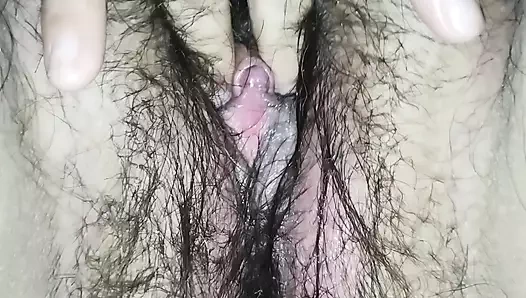 Komşum kahvaltısı için kahve almaya geliyor, ama o kadar azdım ki yarağını amcığıma sokmadan gitmesine izin veremem