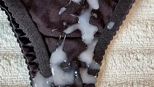 Karısının külotlarına boşalma 18