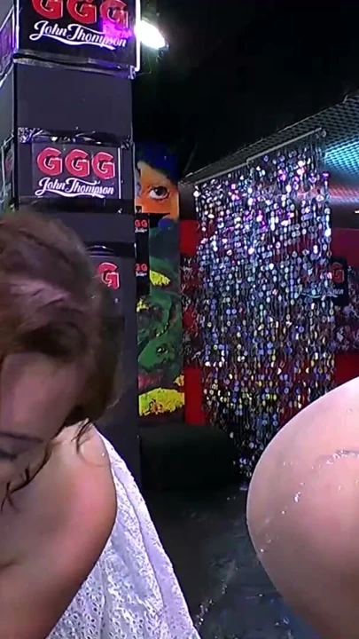GGG John Thompson - Mega Dildo Gangbang'de İki Azgın Sürtük | Klip 1