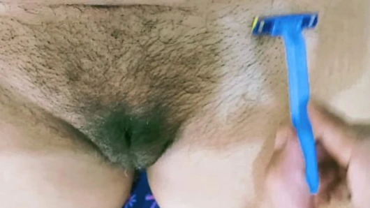 Ateşli kız erkek arkadaşının yardımıyla amını tıraş ediyor