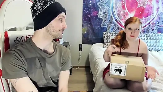 Animour ahtapot vibratör kutularını açıp mastürbasyon yapıyor