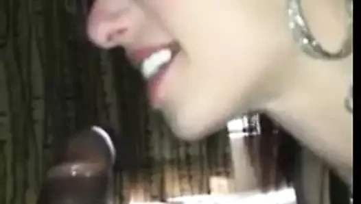 Jeune nana tatouee pompe un black