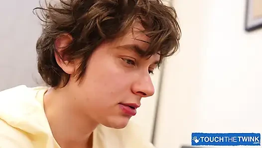 Sapık twink elio pjatteryd andrew abbotts'un şişman yarağına masaj yapıyor ve sakso çekiyor