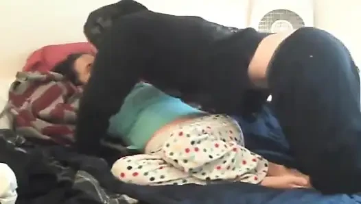 Esmer orta yaşlı seksi kadın kovboy kız pozunda sevgilisinin yarağına binmeden önce amını yalatıyor
