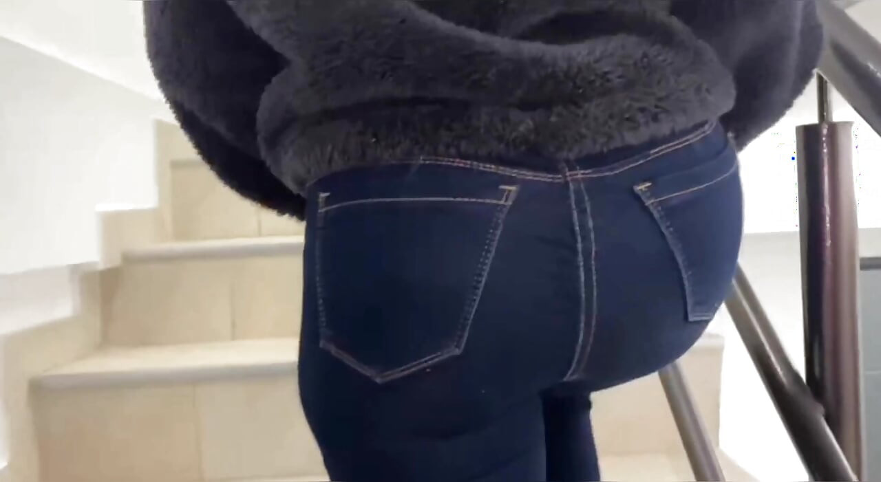 Üvey kız kardeşim geceleri banyo yapmak için evime geliyor (1080p)