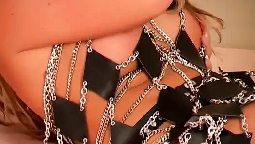 Devils dolls 03 - Francesca Felucci kabuklu yatakta mastürbasyon yapıyor