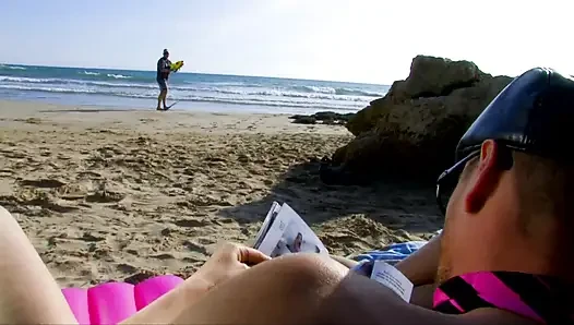 Genç kız plajda güneşleniyor, iki adam tarafından tavlanıyor ve sikiliyor