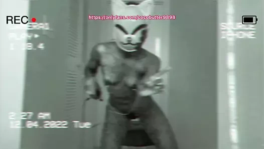 Kitty kız meme ucu kelepçeleri takıyor ve çıldırıyor