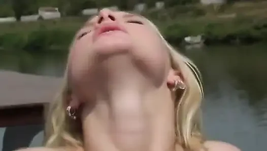 Genç tekne kaptanı ilk arkadaşında dildo kullanıyor