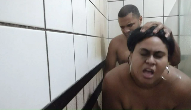 Yaramaz kardeş kardeş için sıcak mastürbasyon yapana kadar o alamaz ve duşta onu kedi sikikleri