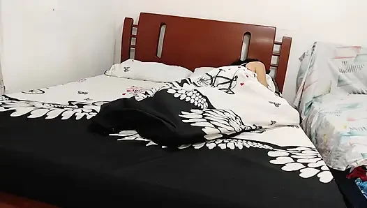 Üvey Anne, Aptal Üvey Oğluyla Örtü Altında Seks Yapıyor