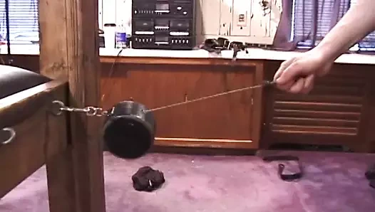 Kızıl saçlı metresi bağlı züppe ağırlıkları çeker