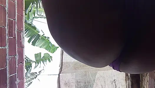 Yaramaz iri güzel evli kadın açık havada büyük göğüslerini ve ateşli kıllı amcığını gösteriyor