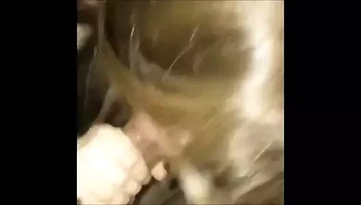 Sikini dondurma gibi yiyor