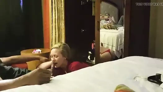 karısı eğlendirir arkadaş