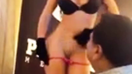 Adamın önünde seksi kız dansı