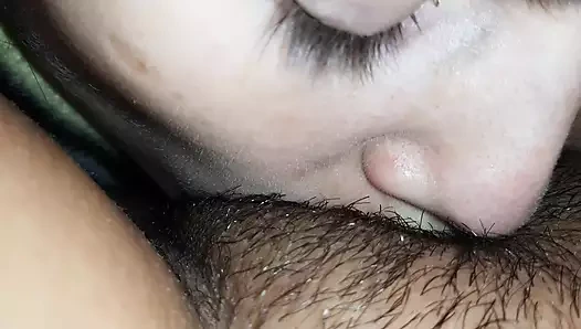 Lezbiyen kıllı amcık yakın çekim yiyor