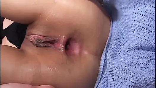 Büyük zonklayan klitoris ıslak patlamaya kadar okşuyor