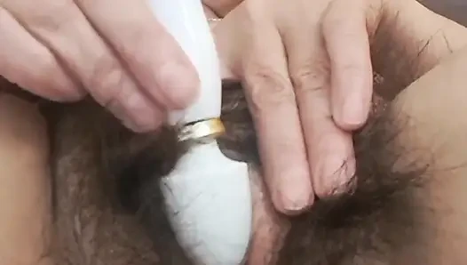 Üvey anne klitorisine mastürbasyon yapıyor, ıslak amcık