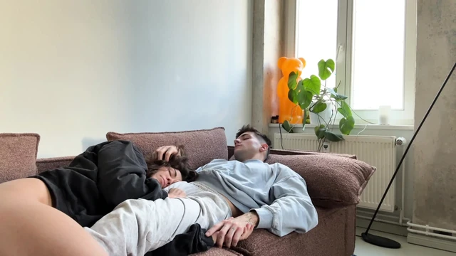 Я скачу на моем мужчине во всех отношениях, пока он не кончит в меня