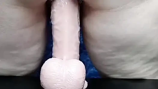 Kirli kremsi amcık ve büyük yağlanmış göt, büyük bir dildo al