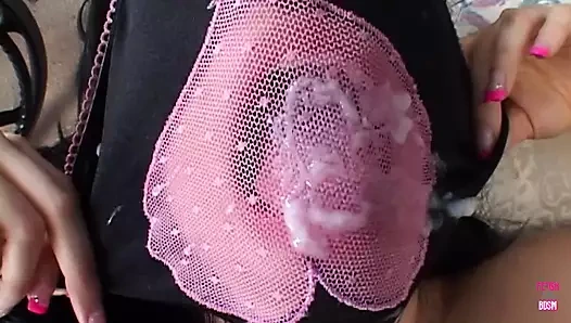 Azgın adam sıkı pirsingli amında küçük memeli ezilmiş bebeği sikiyor