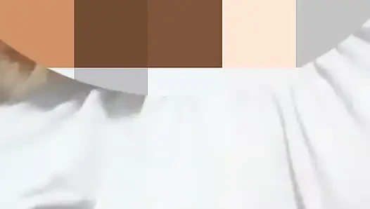 Görüntülü görüşmede büyük doğal göğüslerini gösteriyor